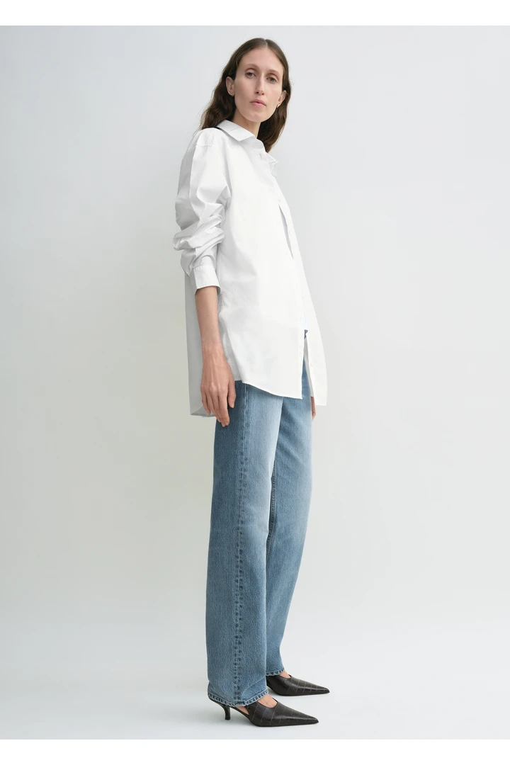 TOTEME 클래식 텀블드 셔츠 화이트의 화이트컬러 1번쨰 이미지입니다.