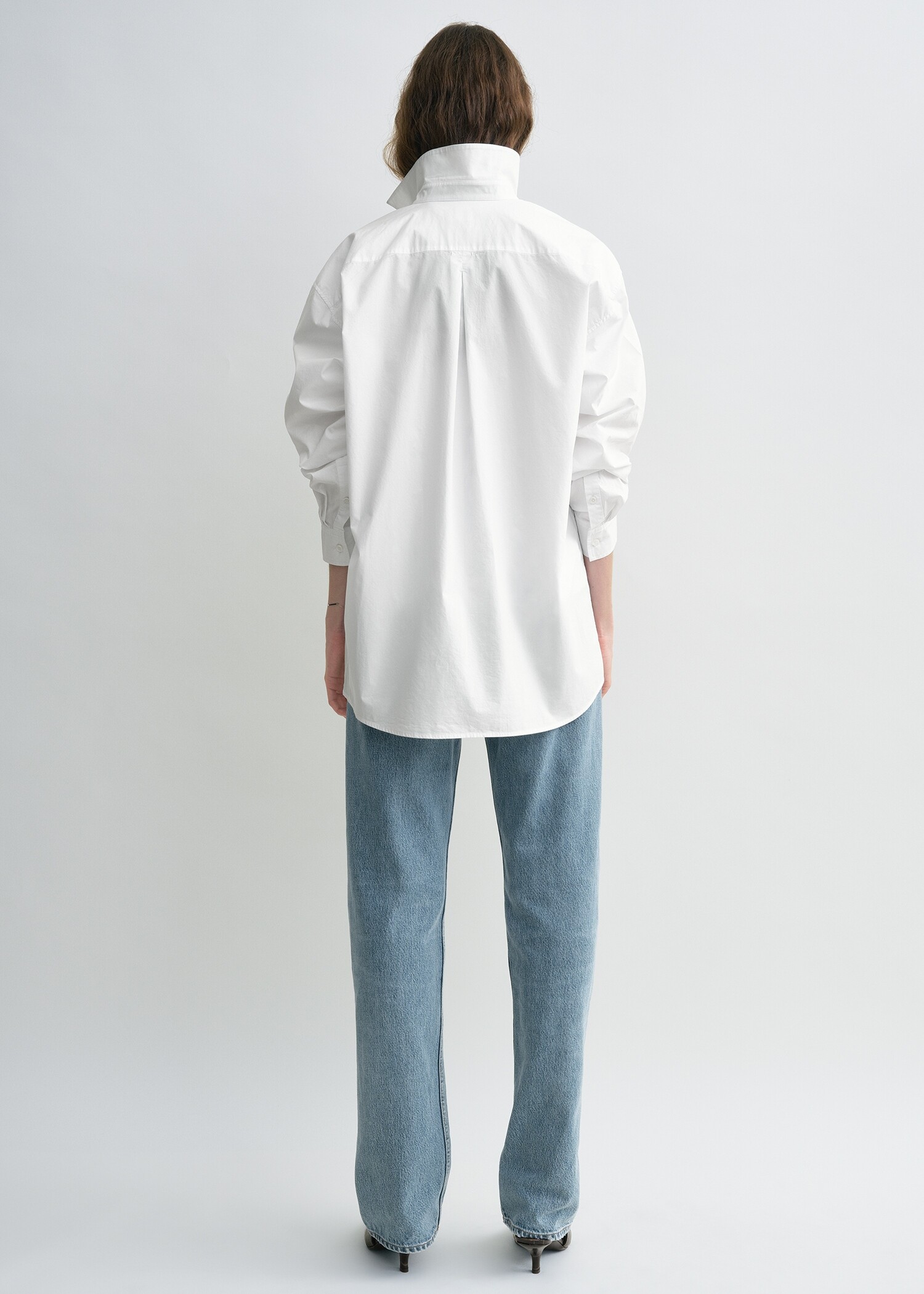 TOTEME 클래식 텀블드 셔츠 화이트의 화이트컬러 2번쨰 이미지입니다.