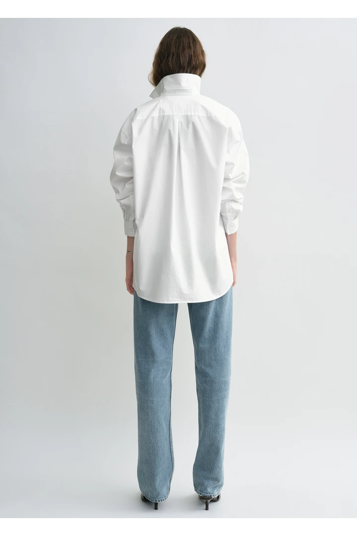 TOTEME 클래식 텀블드 셔츠 화이트의 화이트컬러 2번쨰 이미지입니다.