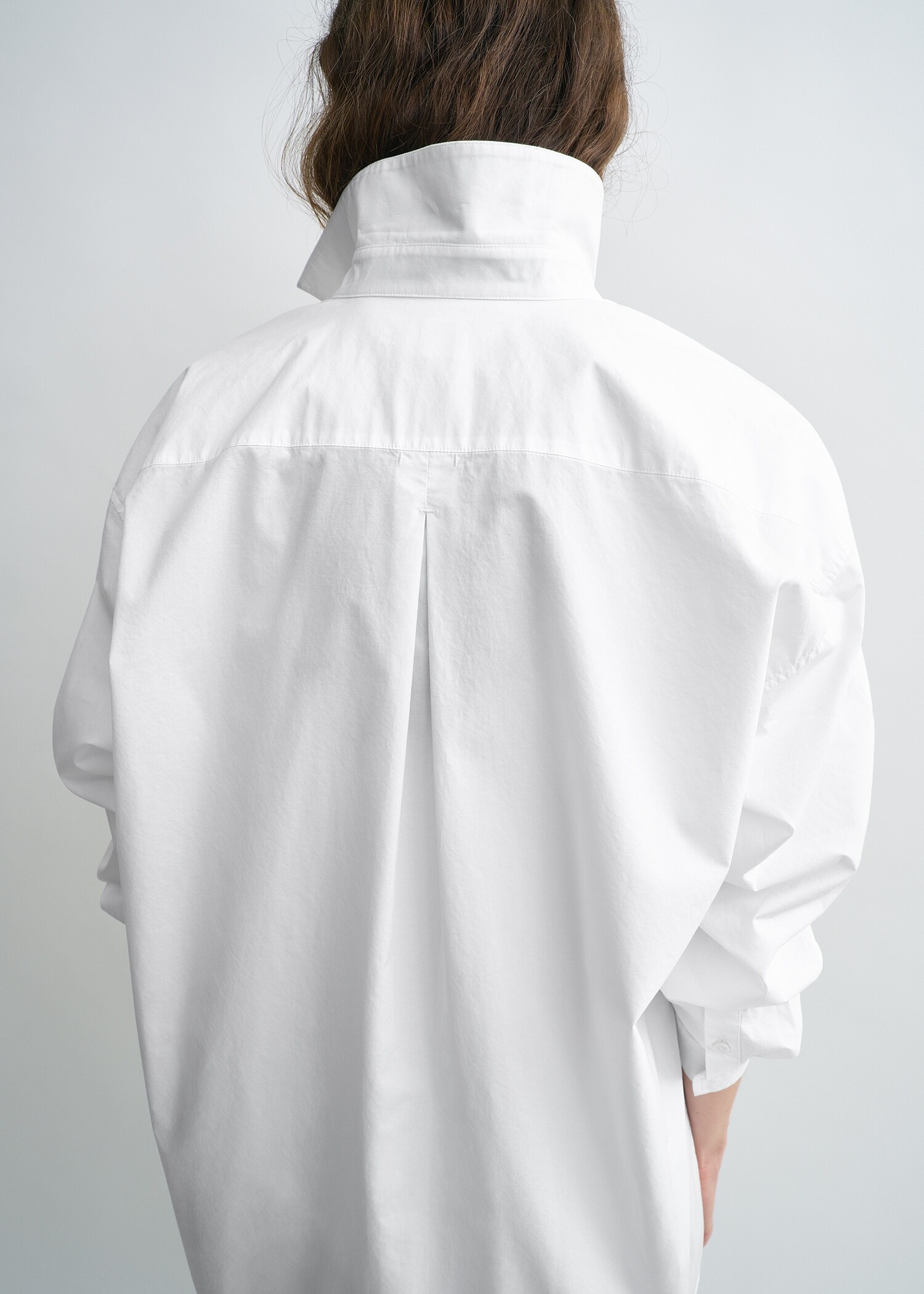 TOTEME 클래식 텀블드 셔츠 화이트의 화이트컬러 3번쨰 이미지입니다.