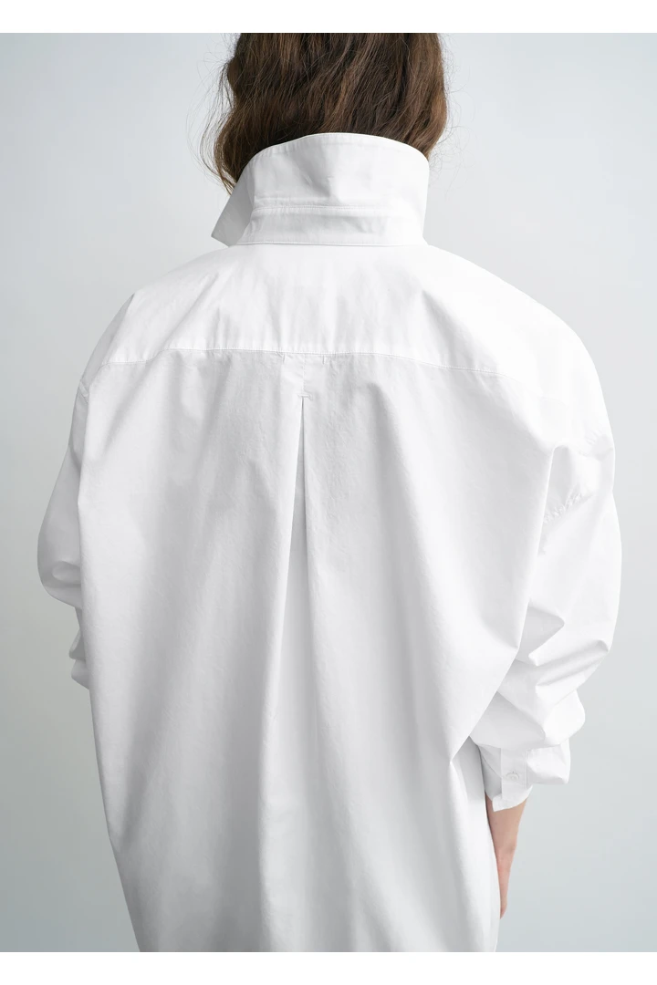 TOTEME 클래식 텀블드 셔츠 화이트의 화이트컬러 3번쨰 이미지입니다.
