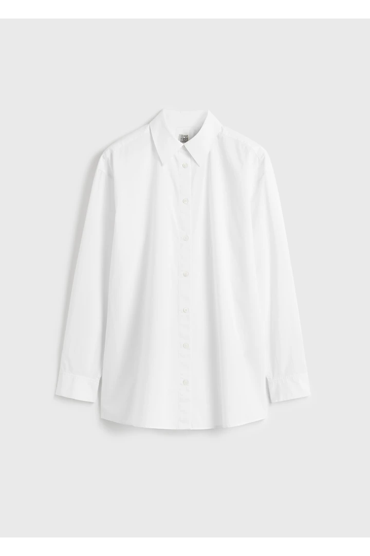 TOTEME 클래식 텀블드 셔츠 화이트의 화이트컬러 4번쨰 이미지입니다.