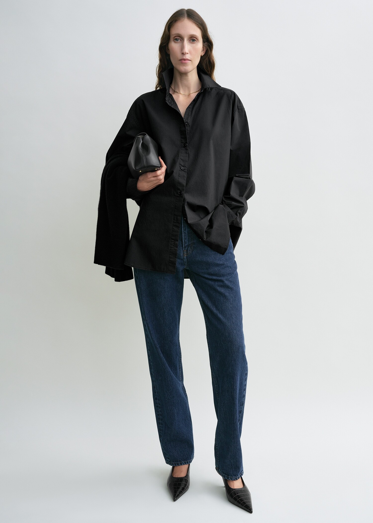 TOTEME 클래식 텀블드 셔츠 워시드 블랙의 워시드 블랙컬러 0번쨰 이미지입니다.