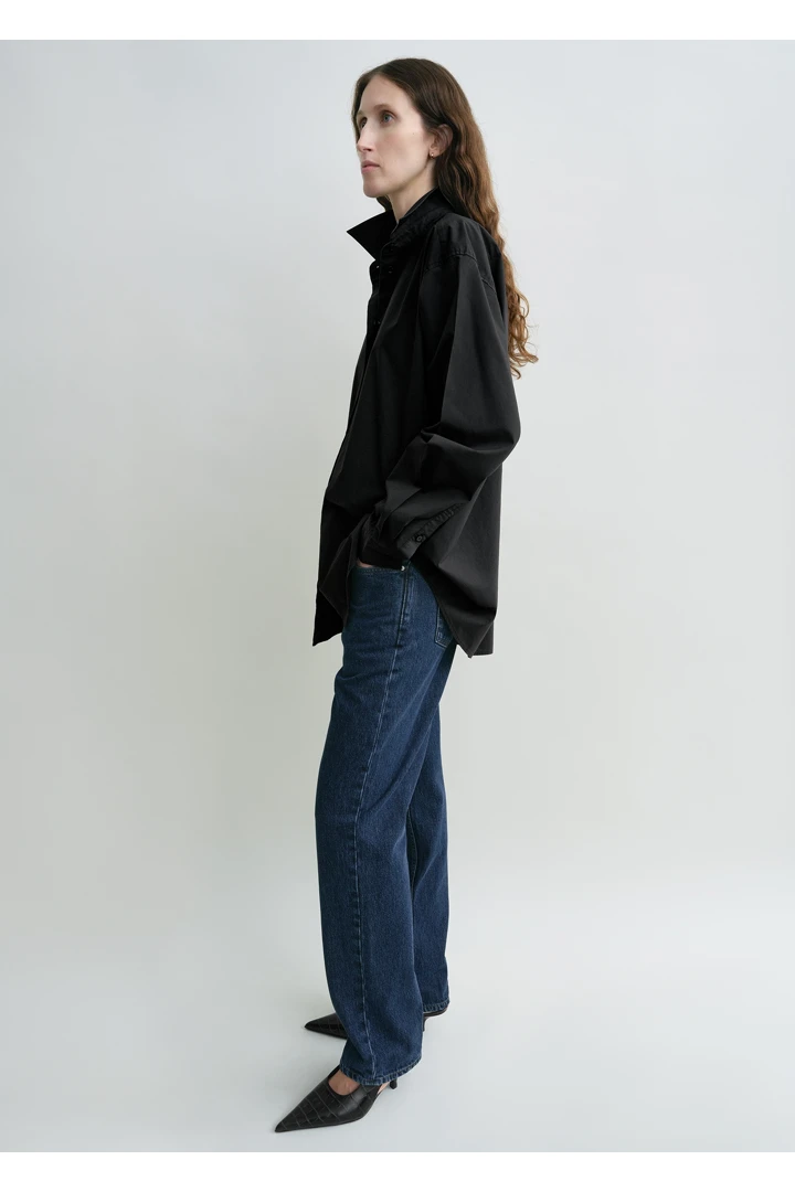 TOTEME 클래식 텀블드 셔츠 워시드 블랙의 워시드 블랙컬러 1번쨰 이미지입니다.