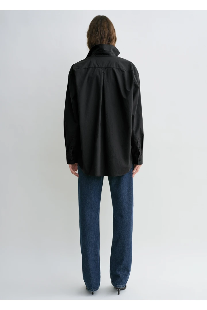 TOTEME 클래식 텀블드 셔츠 워시드 블랙의 워시드 블랙컬러 2번쨰 이미지입니다.