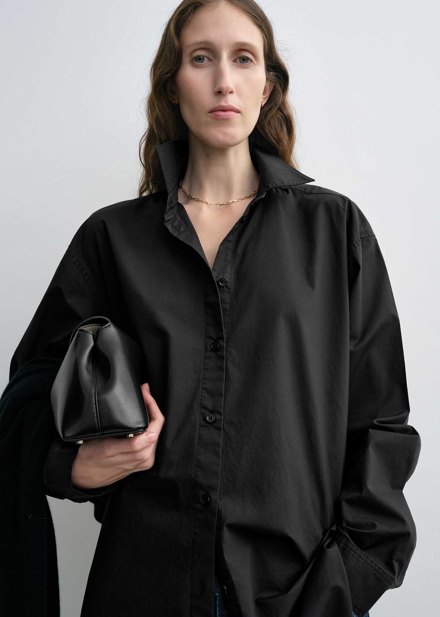 TOTEME 클래식 텀블드 셔츠 워시드 블랙의 워시드 블랙컬러 3번쨰 이미지입니다.