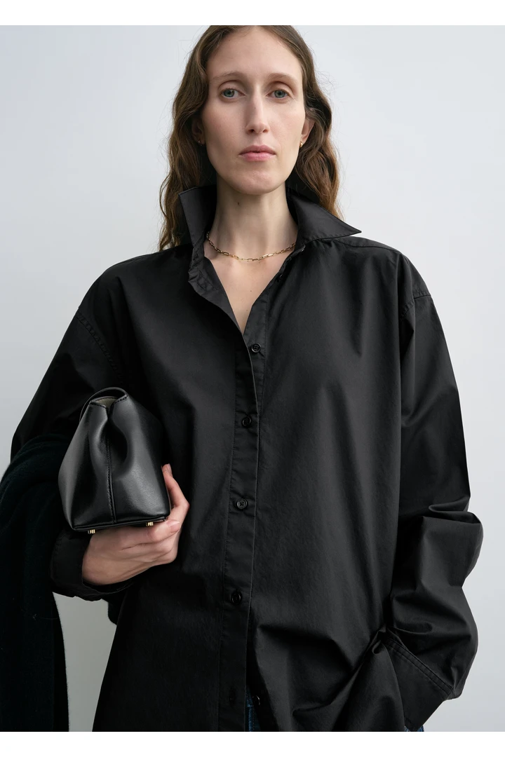 TOTEME 클래식 텀블드 셔츠 워시드 블랙의 워시드 블랙컬러 3번쨰 이미지입니다.