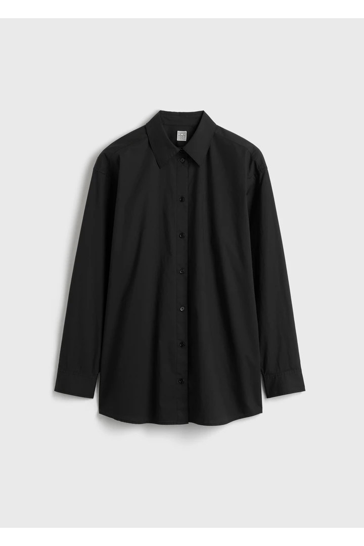 TOTEME 클래식 텀블드 셔츠 워시드 블랙의 워시드 블랙컬러 4번쨰 이미지입니다.