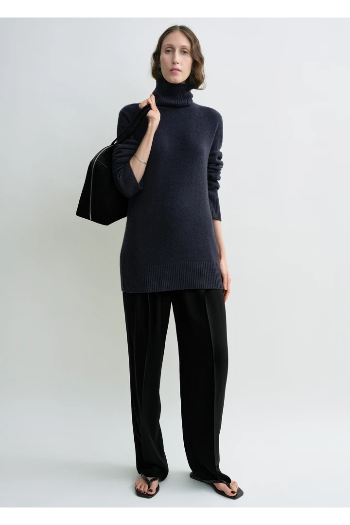 TOTEME 캐시미어 터틀넥 네이비의 네이비컬러 0번쨰 이미지입니다.