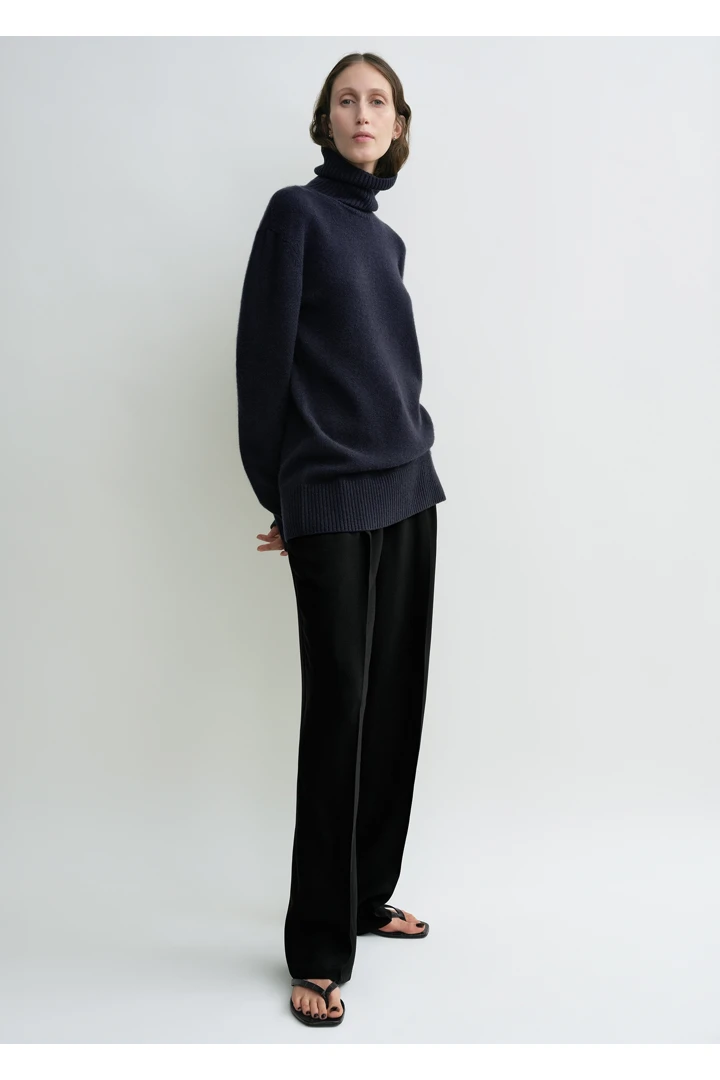 TOTEME 캐시미어 터틀넥 네이비의 네이비컬러 1번쨰 이미지입니다.