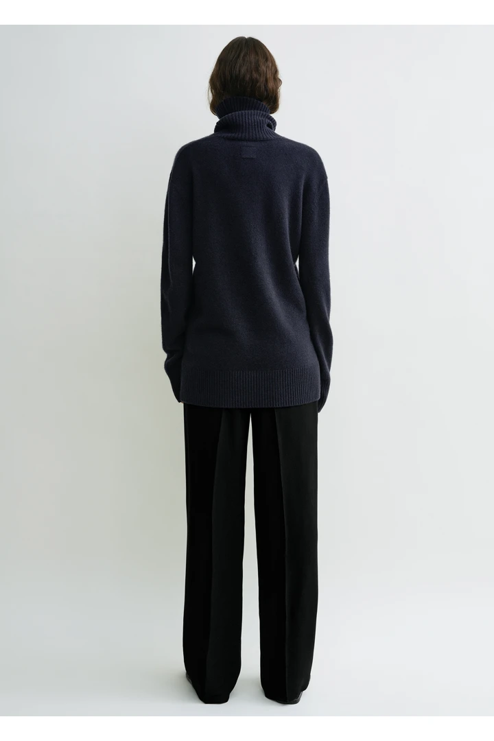 TOTEME 캐시미어 터틀넥 네이비의 네이비컬러 2번쨰 이미지입니다.