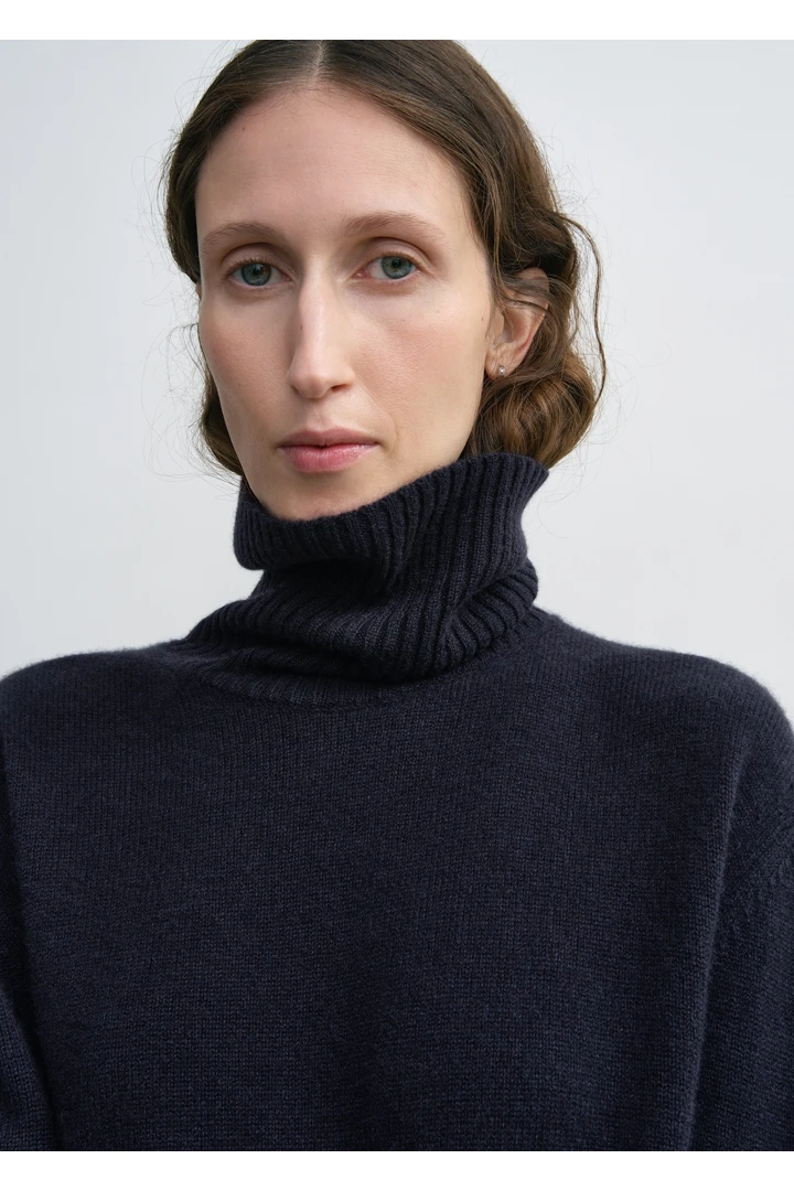 TOTEME 캐시미어 터틀넥 네이비의 네이비컬러 3번쨰 이미지입니다.