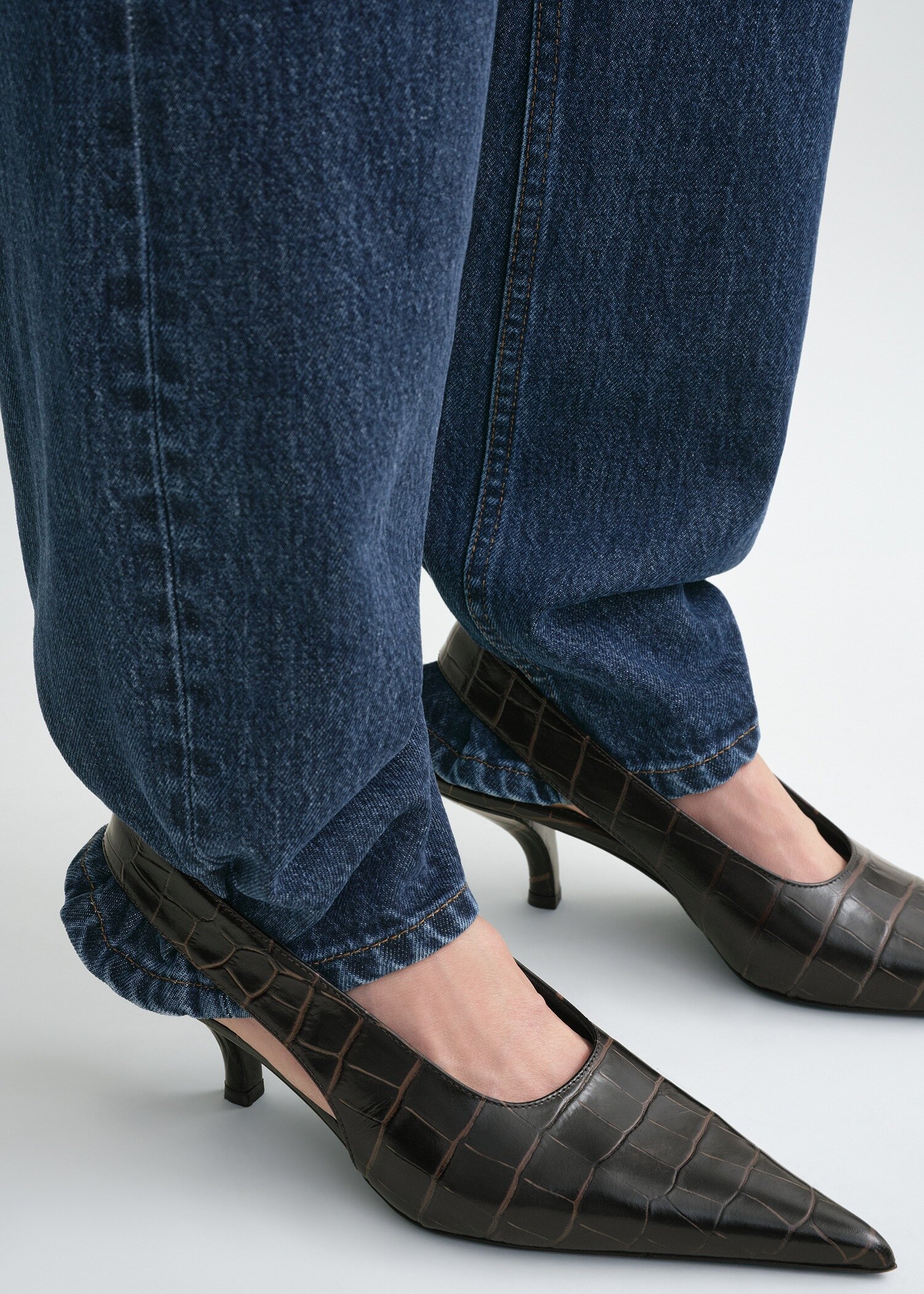 TOTEME 클래식 크로커-엠보스드 슬링백 다크 브라운의 다크 브라운컬러 1번쨰 이미지입니다.