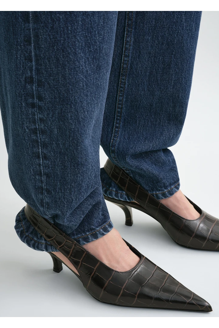 TOTEME 클래식 크로커-엠보스드 슬링백 다크 브라운의 다크 브라운컬러 1번쨰 이미지입니다.