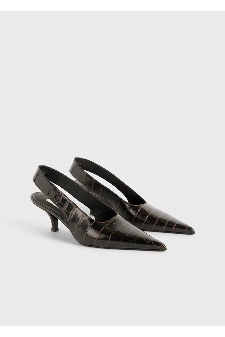 TOTEME 클래식 크로커-엠보스드 슬링백 다크 브라운의 다크 브라운컬러 2번쨰 이미지입니다.