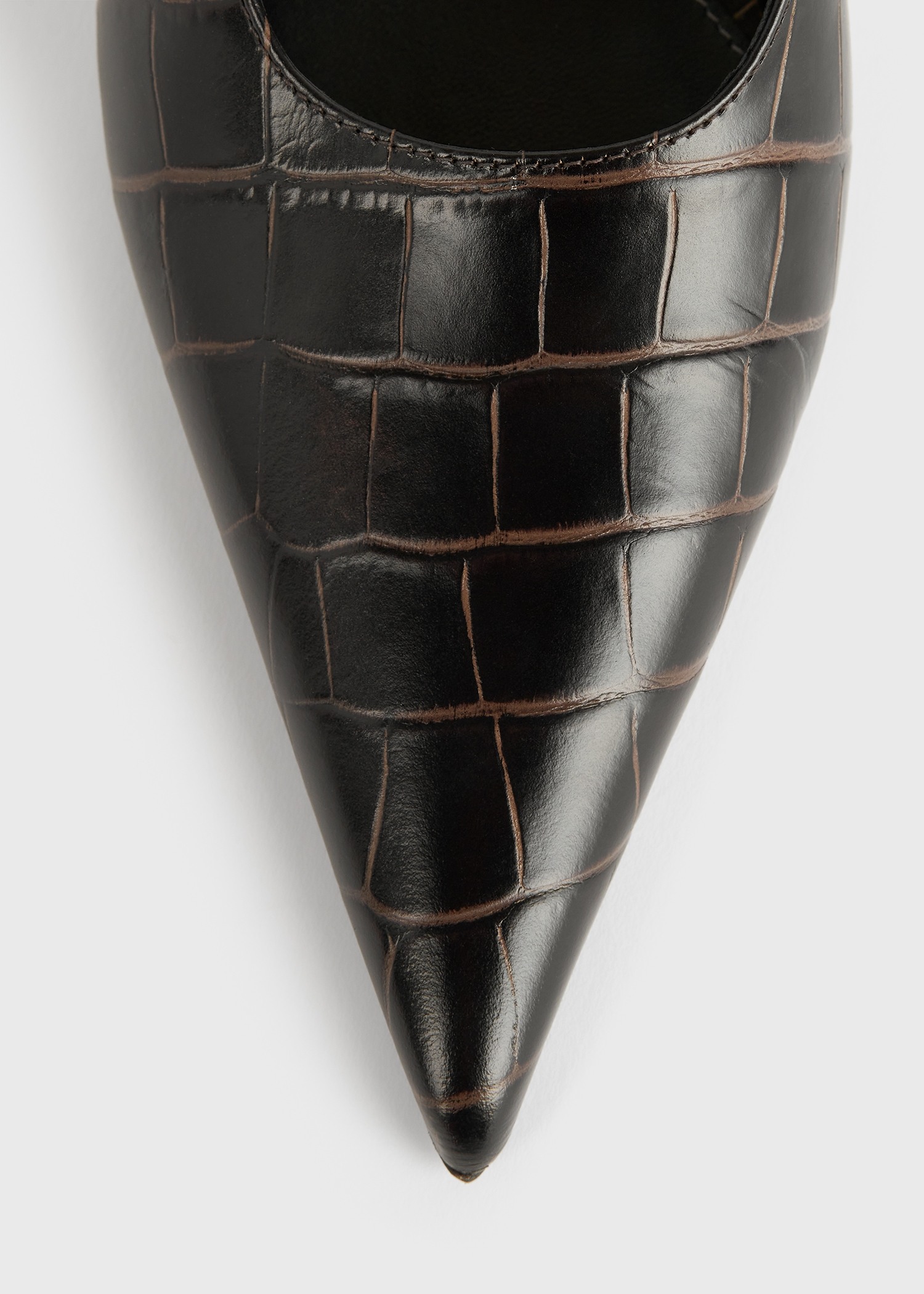 TOTEME 클래식 크로커-엠보스드 슬링백 다크 브라운의 다크 브라운컬러 3번쨰 이미지입니다.