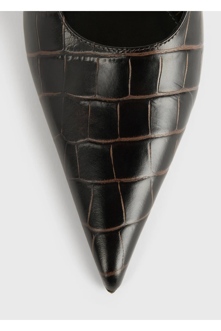 TOTEME 클래식 크로커-엠보스드 슬링백 다크 브라운의 다크 브라운컬러 3번쨰 이미지입니다.