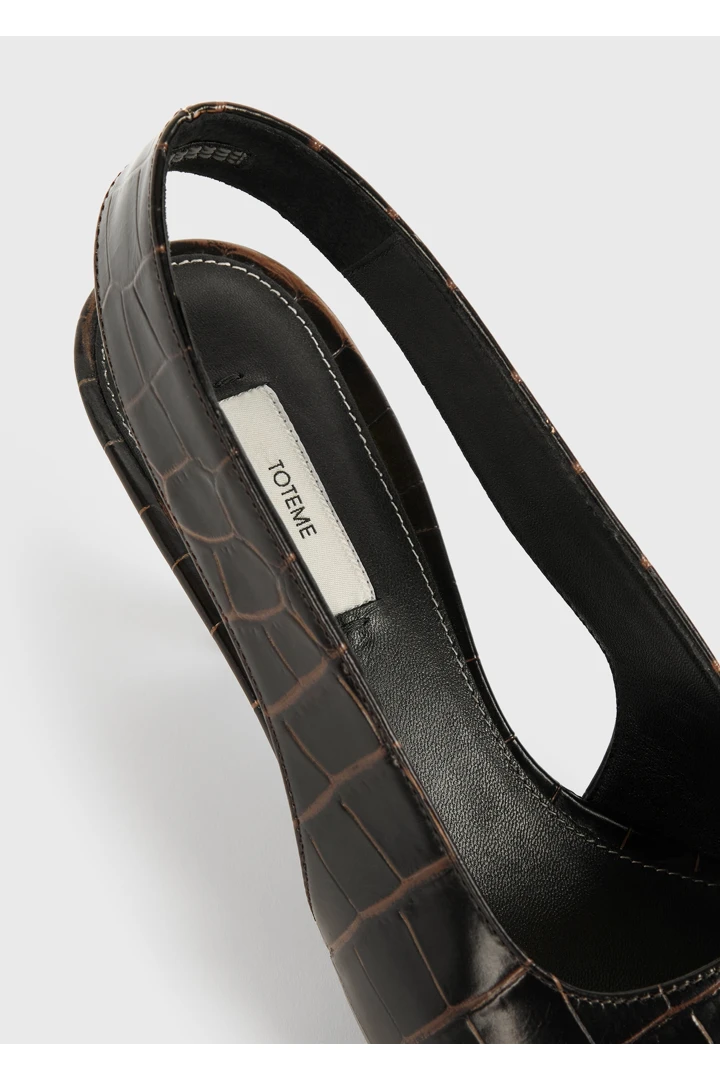 TOTEME 클래식 크로커-엠보스드 슬링백 다크 브라운의 다크 브라운컬러 4번쨰 이미지입니다.