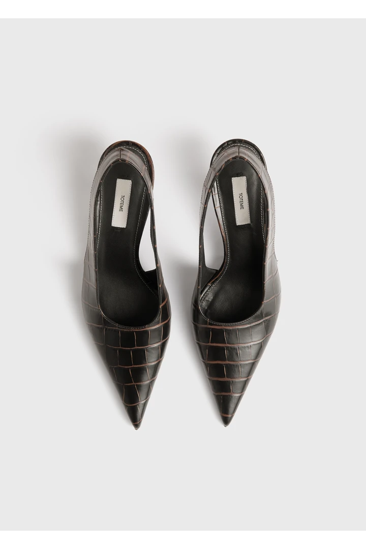 TOTEME 클래식 크로커-엠보스드 슬링백 다크 브라운의 다크 브라운컬러 5번쨰 이미지입니다.
