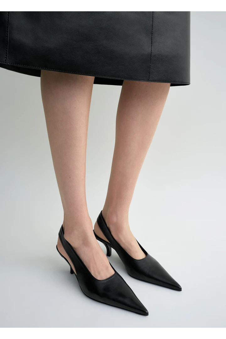 TOTEME 클래식 레더 슬링백 블랙의 블랙컬러 1번쨰 이미지입니다.