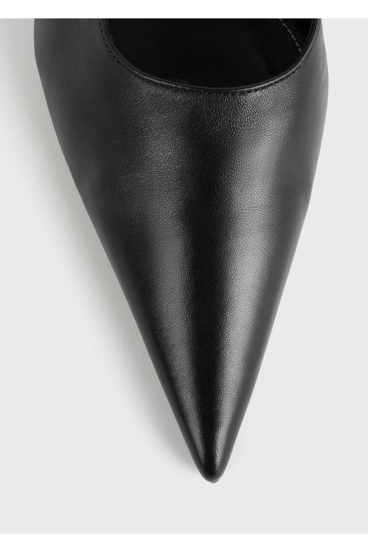 TOTEME 클래식 레더 슬링백 블랙의 블랙컬러 3번쨰 이미지입니다.