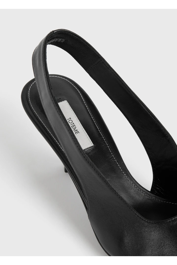 TOTEME 클래식 레더 슬링백 블랙의 블랙컬러 4번쨰 이미지입니다.
