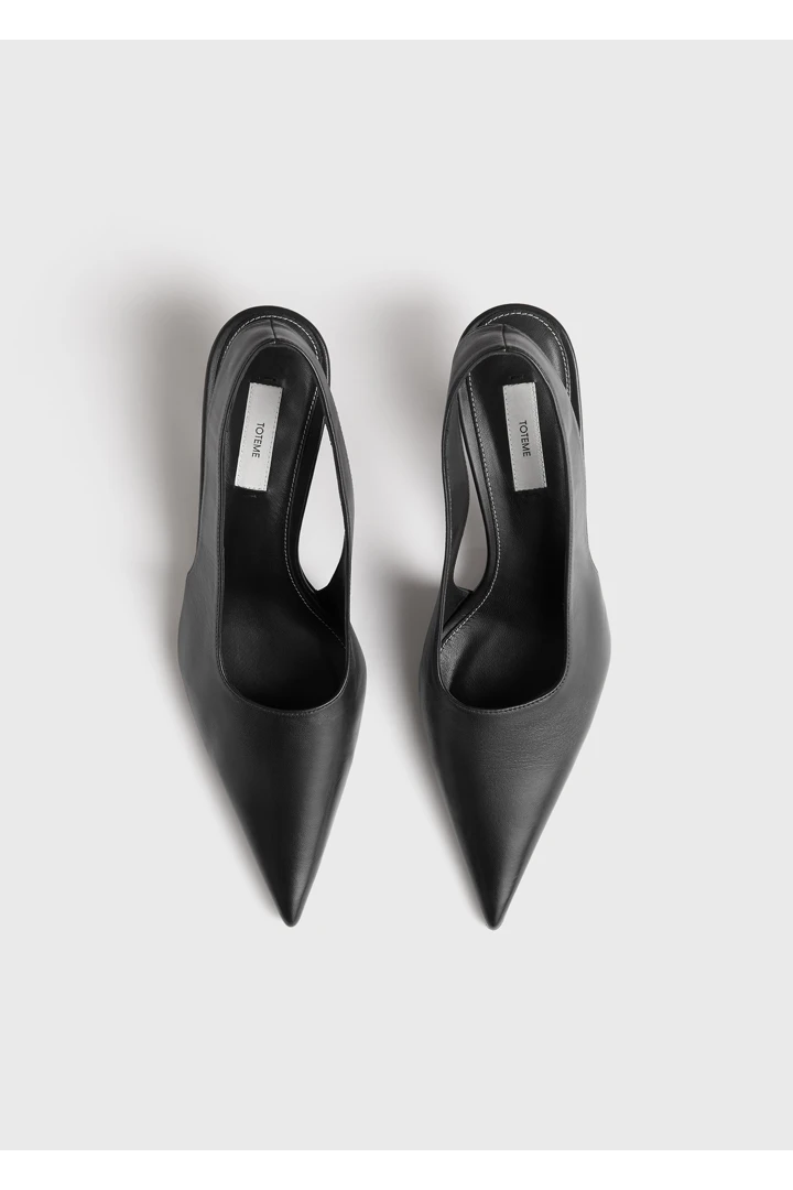 TOTEME 클래식 레더 슬링백 블랙의 블랙컬러 5번쨰 이미지입니다.