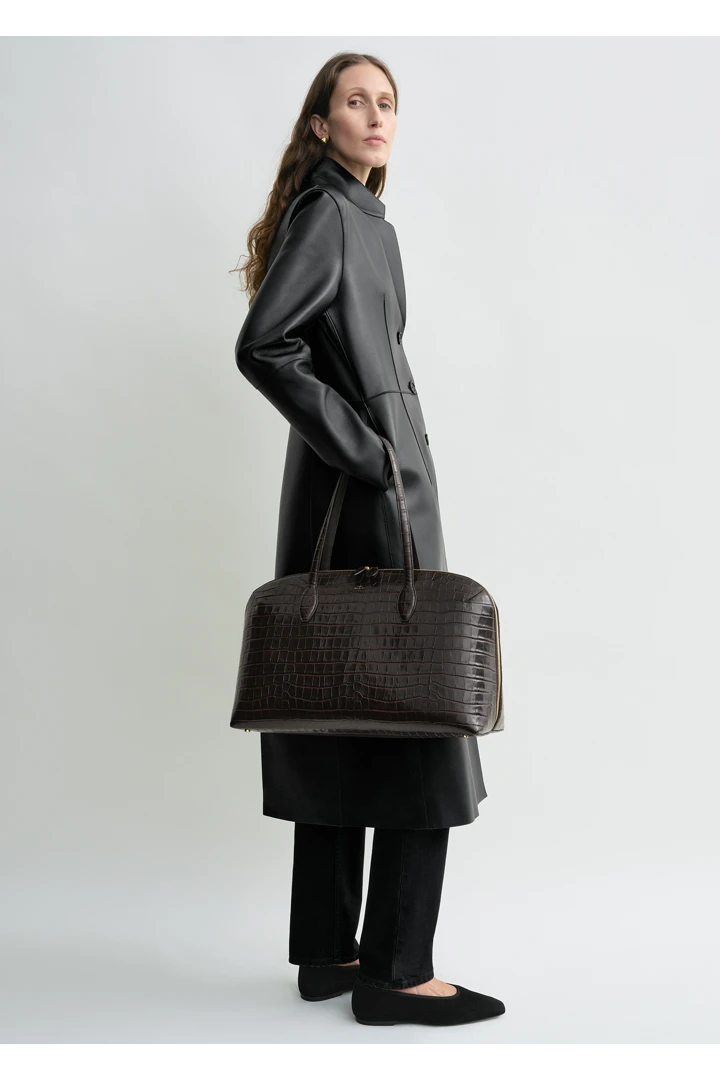 TOTEME 크로커-엠보스드 데이 토트백 다크 초콜릿의 다크 초콜릿컬러 1번쨰 이미지입니다.