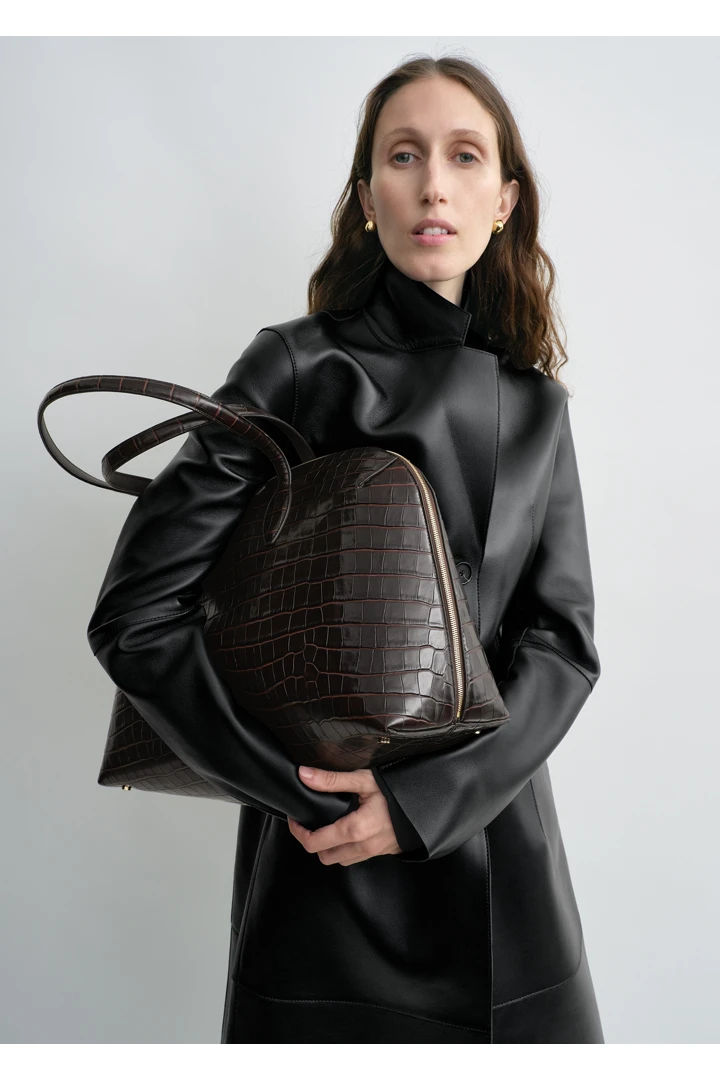 TOTEME 크로커-엠보스드 데이 토트백 다크 초콜릿의 다크 초콜릿컬러 2번쨰 이미지입니다.