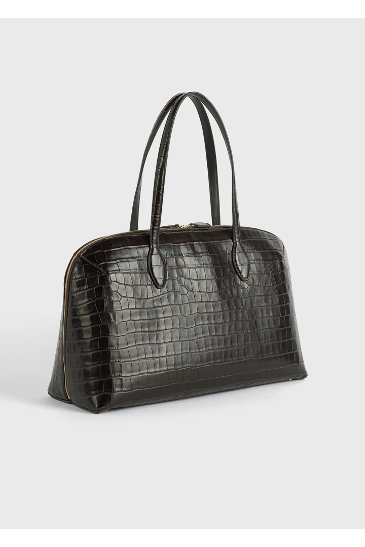 TOTEME 크로커-엠보스드 데이 토트백 다크 초콜릿의 다크 초콜릿컬러 3번쨰 이미지입니다.