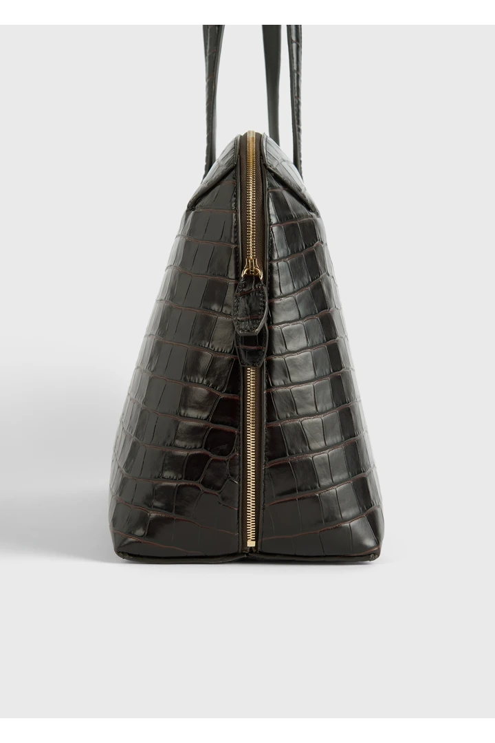 TOTEME 크로커-엠보스드 데이 토트백 다크 초콜릿의 다크 초콜릿컬러 4번쨰 이미지입니다.