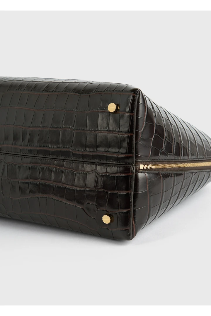 TOTEME 크로커-엠보스드 데이 토트백 다크 초콜릿의 다크 초콜릿컬러 6번쨰 이미지입니다.