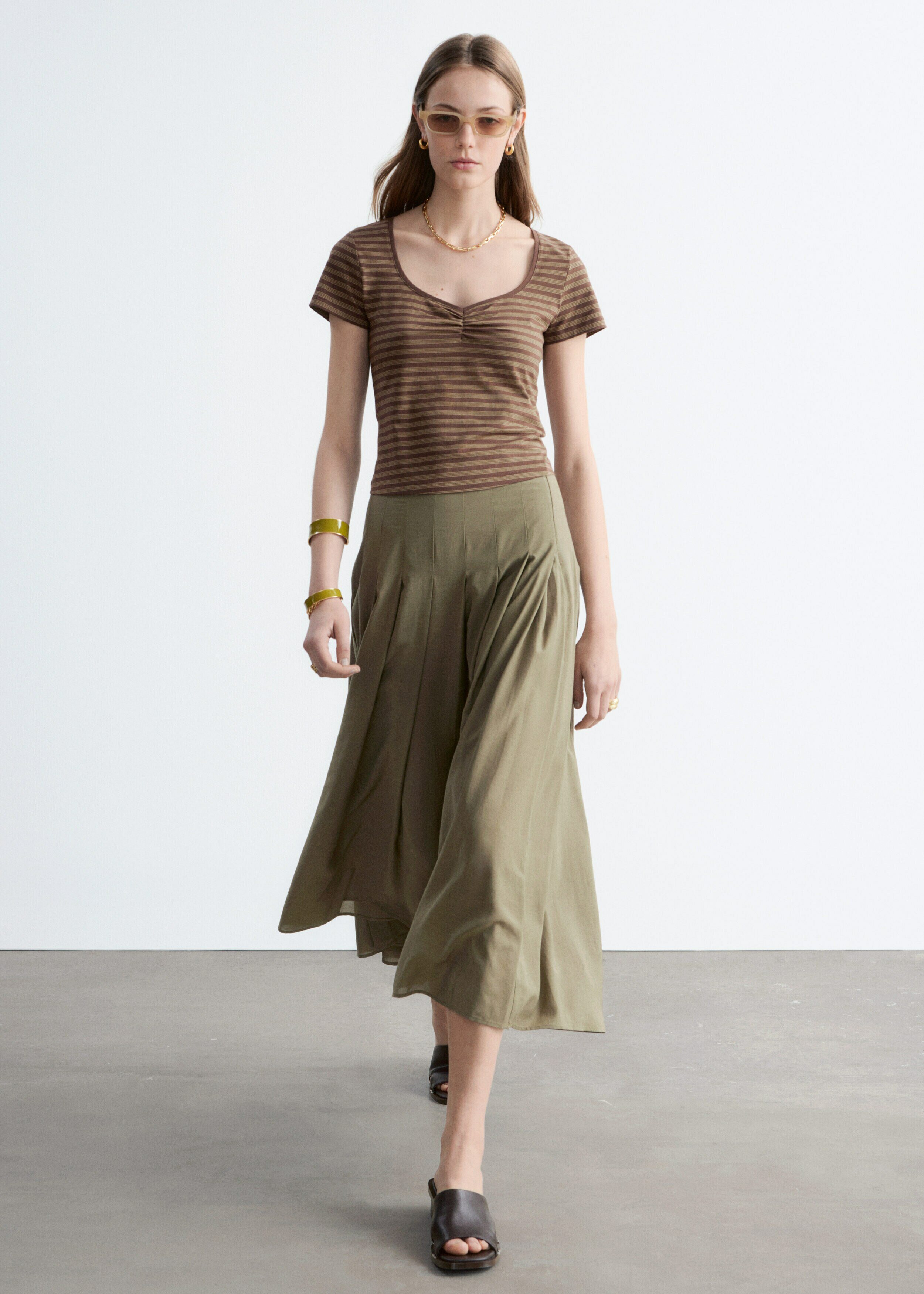 앤아더스토리즈 루시드 버스트 저지 탑의 브라운 스트라이프컬러 ECOMLook입니다.