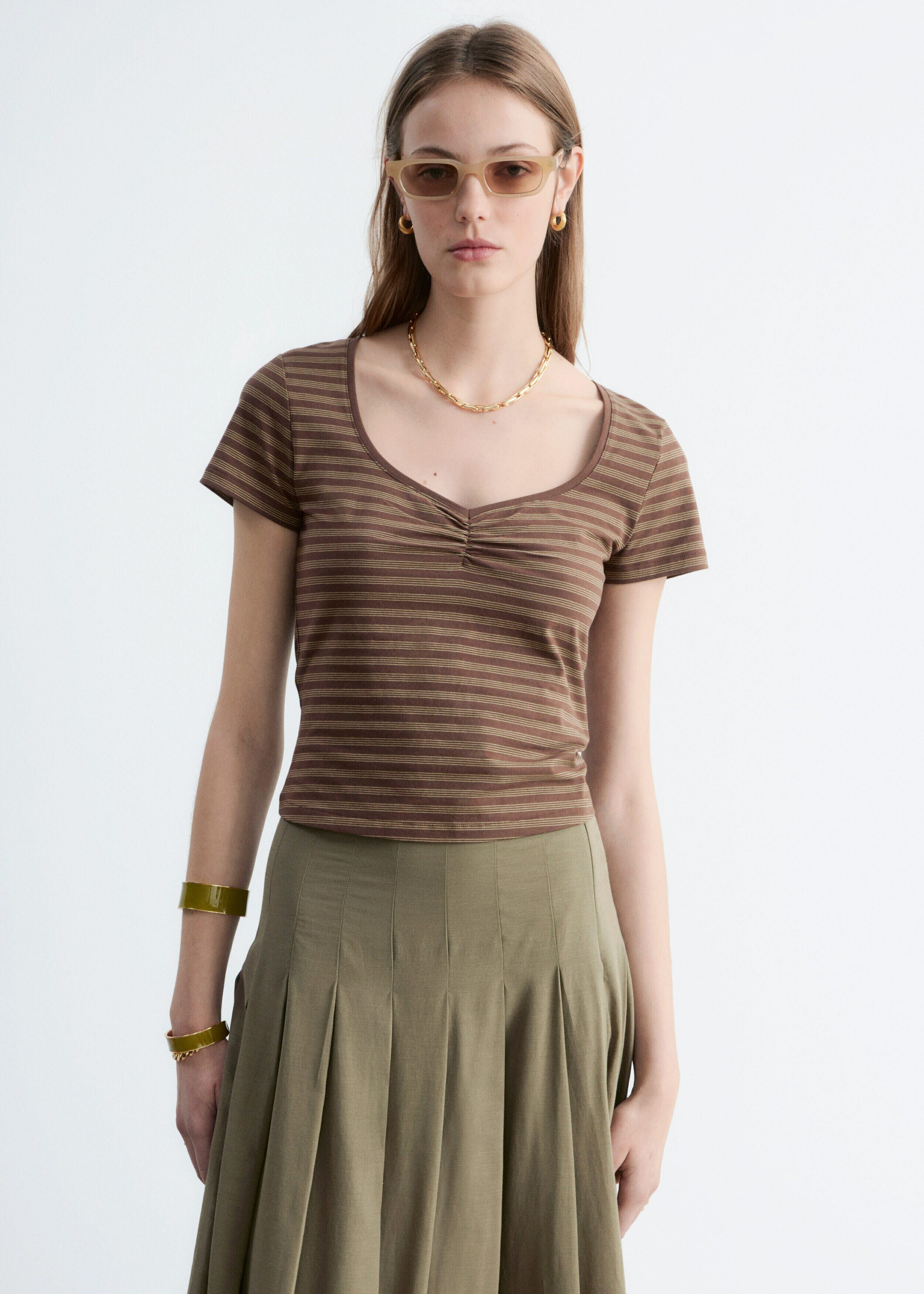 앤아더스토리즈 루시드 버스트 저지 탑의 브라운 스트라이프컬러 ECOMLook입니다.