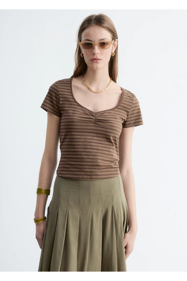 앤아더스토리즈 루시드 버스트 저지 탑의 브라운 스트라이프컬러 ECOMLook입니다.