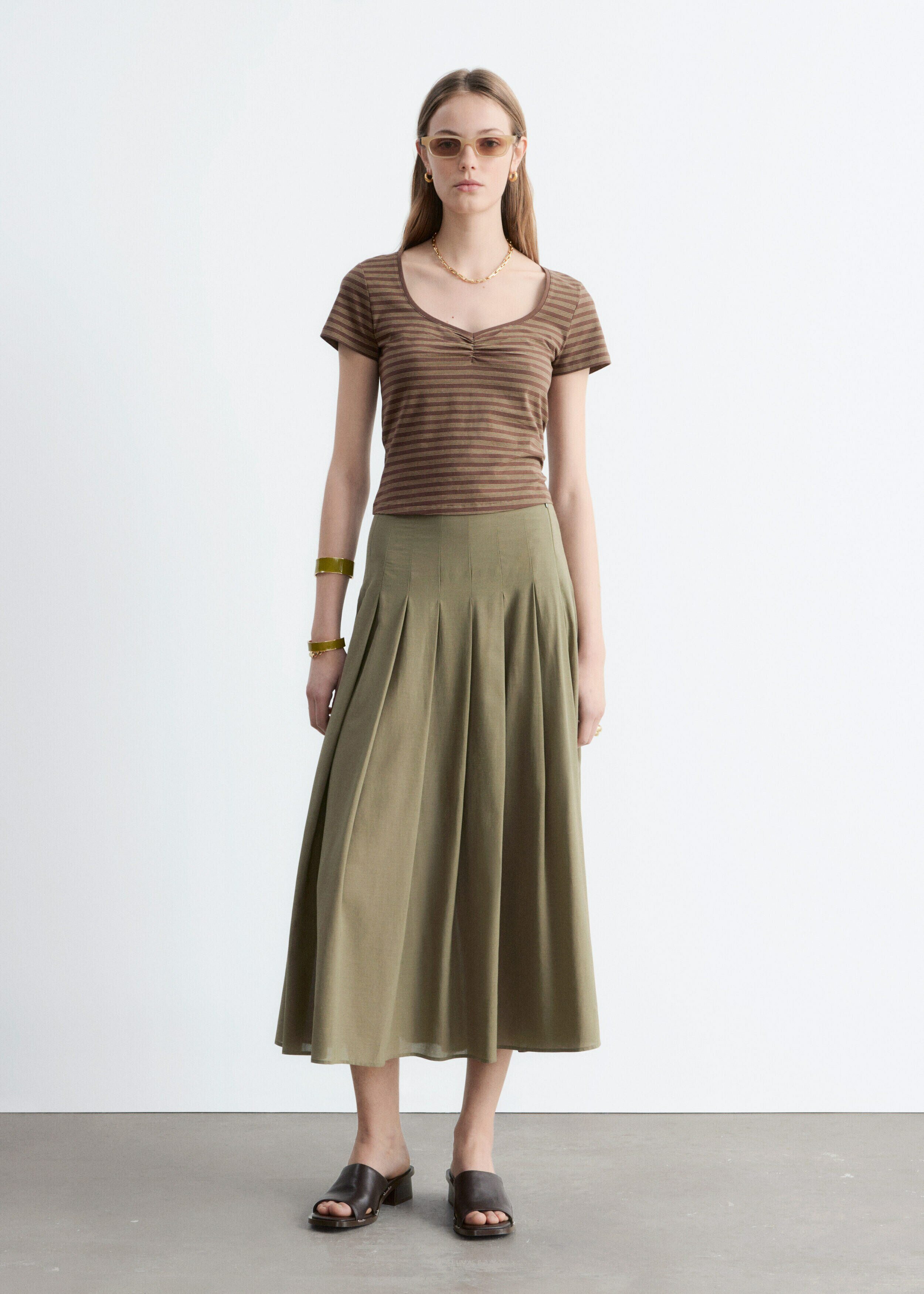 앤아더스토리즈 루시드 버스트 저지 탑의 브라운 스트라이프컬러 ECOMLook입니다.