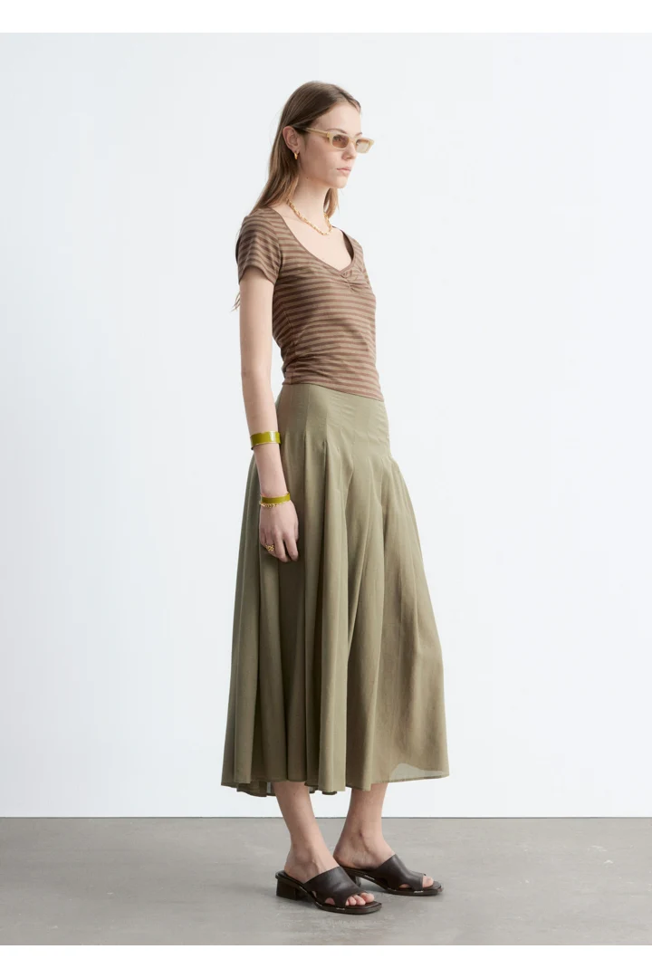 앤아더스토리즈 루시드 버스트 저지 탑의 브라운 스트라이프컬러 ECOMLook입니다.