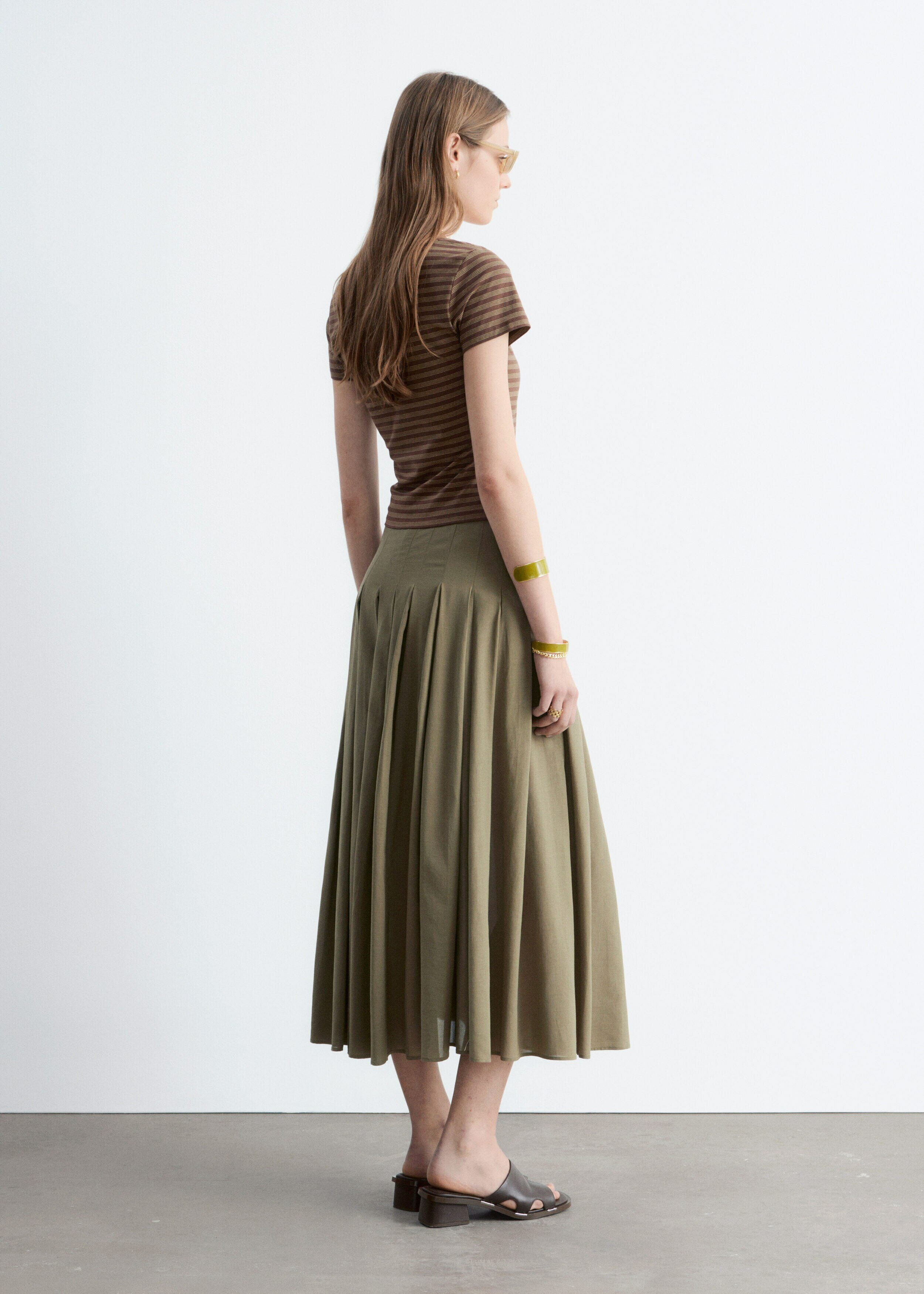 앤아더스토리즈 루시드 버스트 저지 탑의 브라운 스트라이프컬러 ECOMLook입니다.