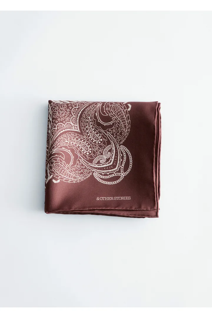 앤아더스토리즈 페이즐리 실크 스카프의 브라운/화이트 페이즐리컬러 Product입니다.