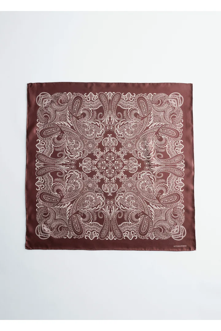 앤아더스토리즈 페이즐리 실크 스카프의 브라운/화이트 페이즐리컬러 Product입니다.