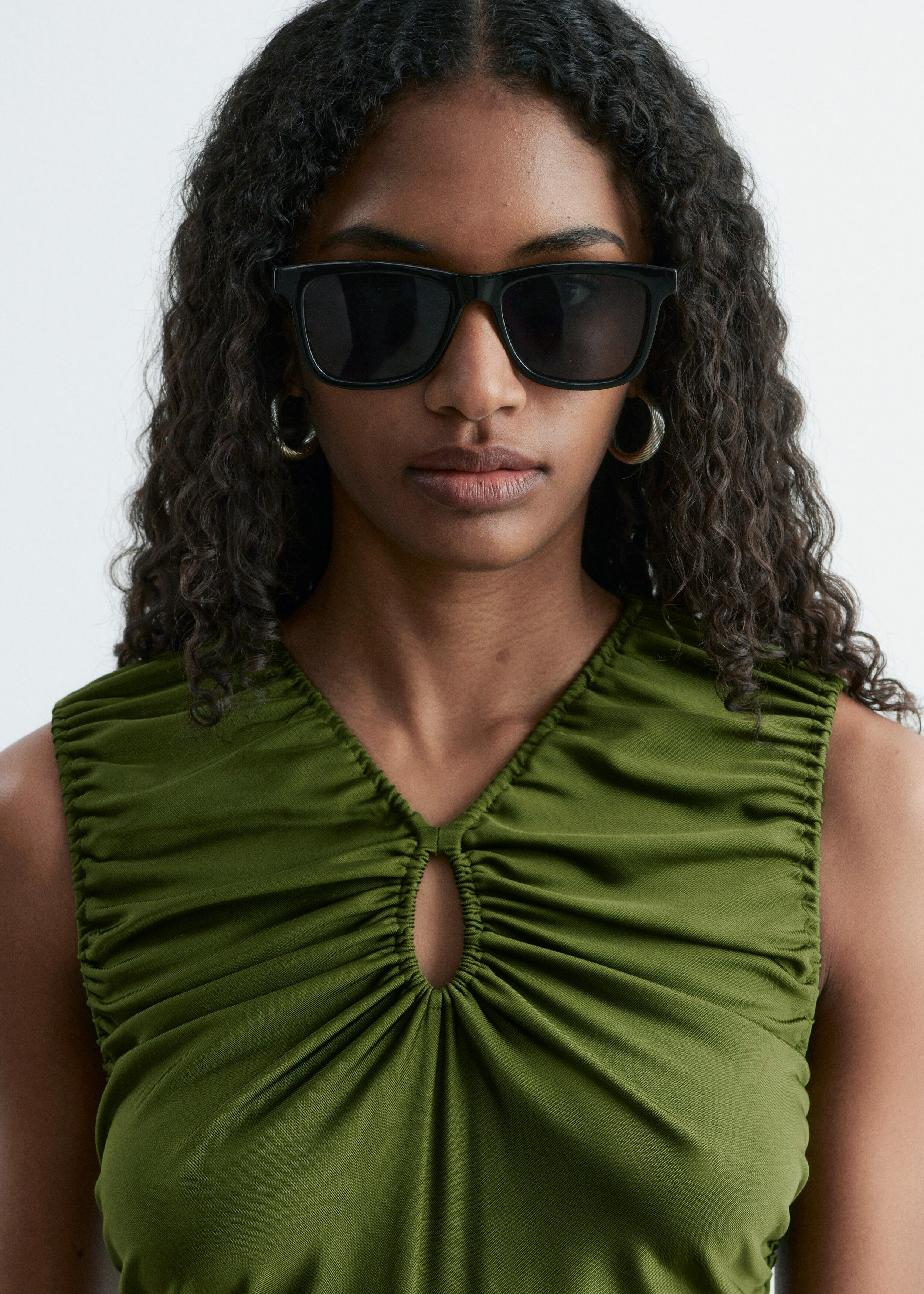 앤아더스토리즈 스퀘어 선글라스의 블랙컬러 ECOMLook입니다.