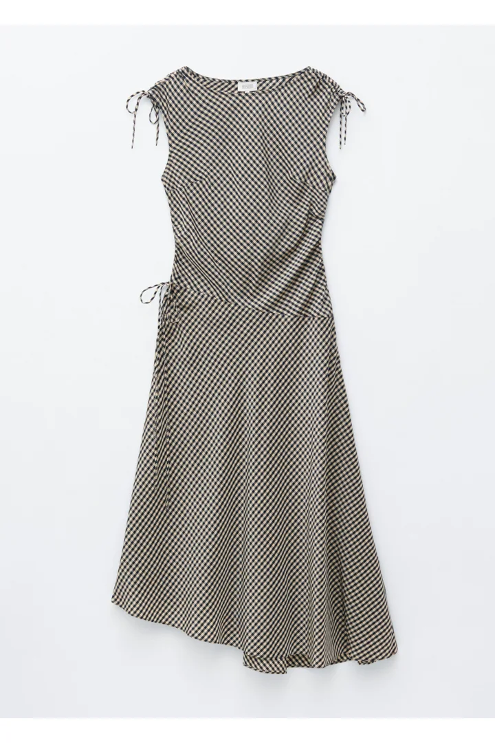 앤아더스토리즈 에이시메트릭 드레이프 미디 드레스의 화이트/다크 블루컬러 Product입니다.