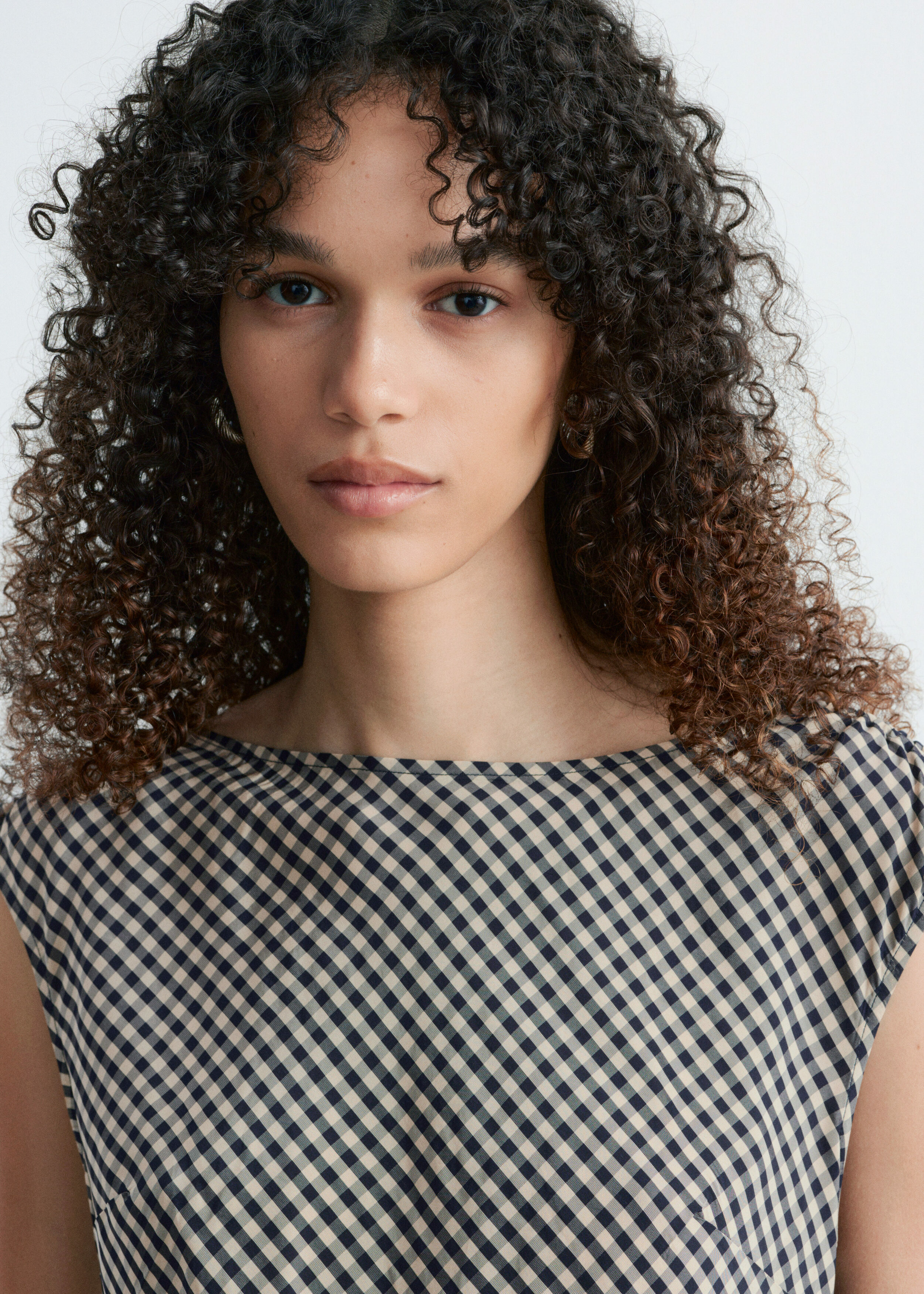 앤아더스토리즈 에이시메트릭 드레이프 미디 드레스의 화이트/다크 블루컬러 ECOMLook입니다.