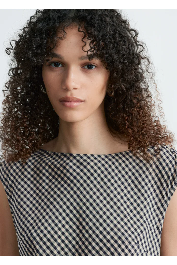 앤아더스토리즈 에이시메트릭 드레이프 미디 드레스의 화이트/다크 블루컬러 ECOMLook입니다.