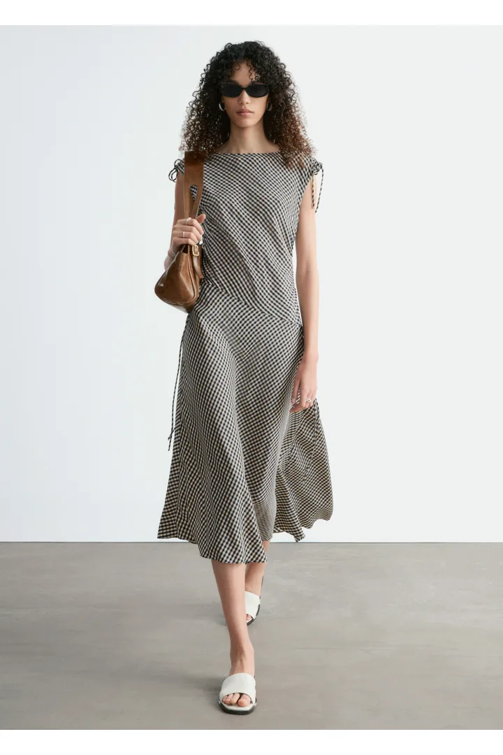 앤아더스토리즈 에이시메트릭 드레이프 미디 드레스의 화이트/다크 블루컬러 ECOMLook입니다.