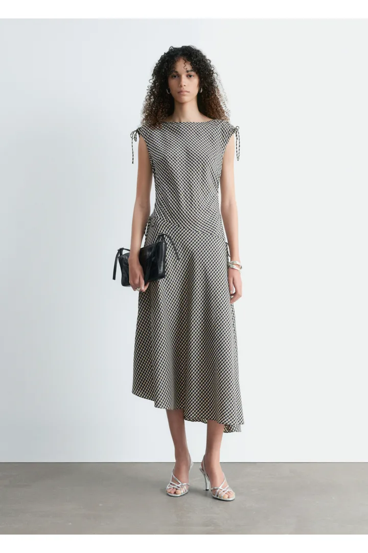 앤아더스토리즈 에이시메트릭 드레이프 미디 드레스의 화이트/다크 블루컬러 ECOMLook입니다.