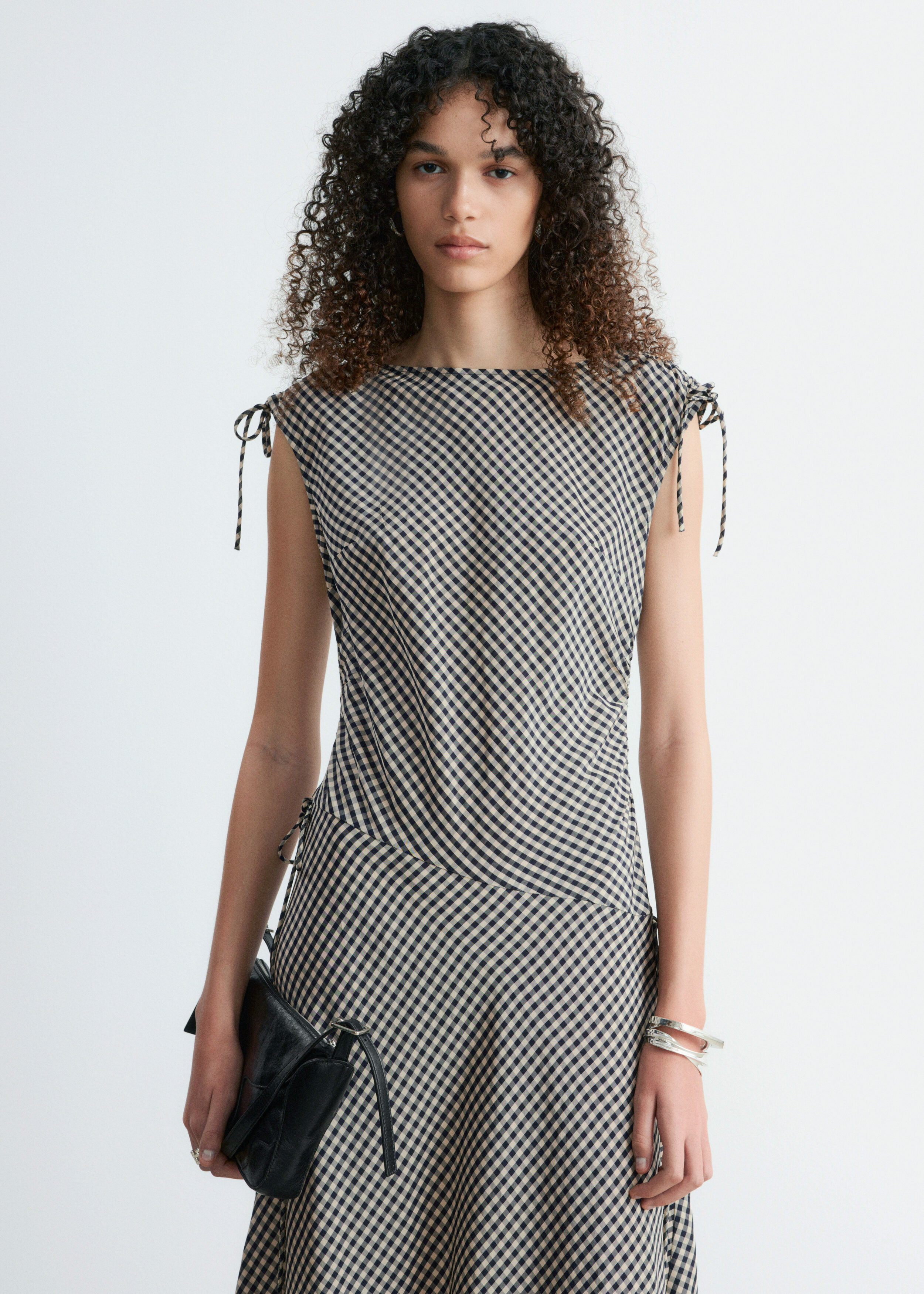 앤아더스토리즈 에이시메트릭 드레이프 미디 드레스의 화이트/다크 블루컬러 ECOMLook입니다.