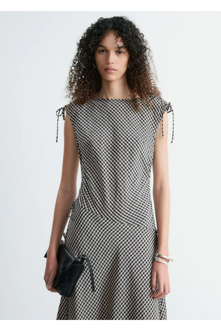 앤아더스토리즈 에이시메트릭 드레이프 미디 드레스의 화이트/다크 블루컬러 ECOMLook입니다.