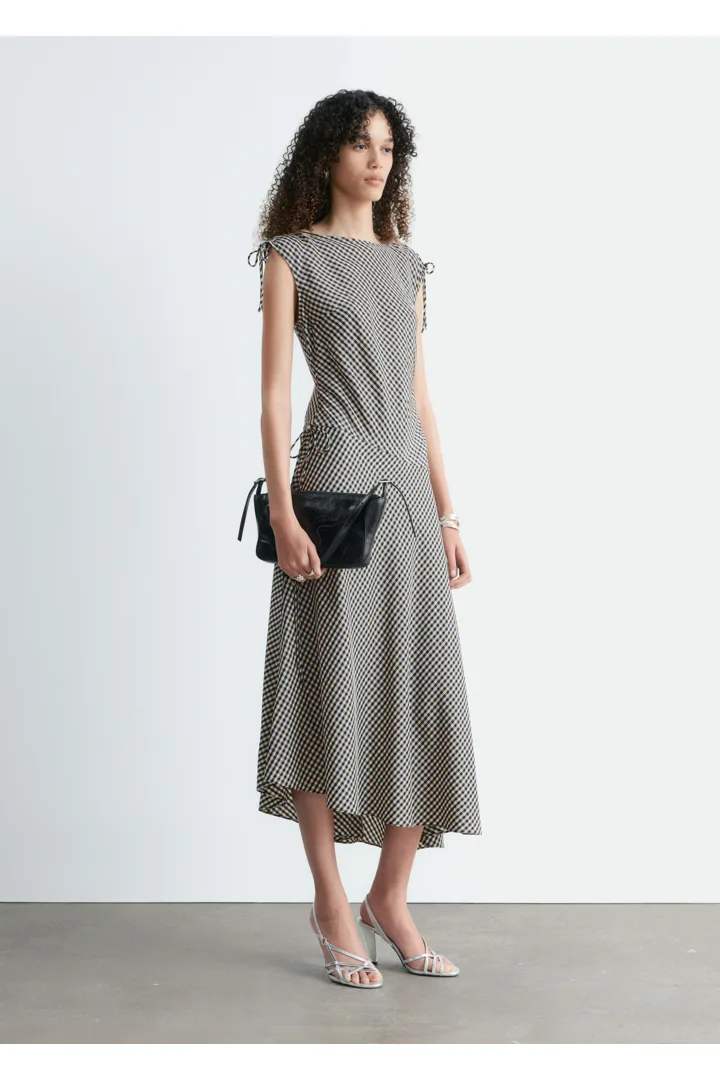 앤아더스토리즈 에이시메트릭 드레이프 미디 드레스의 화이트/다크 블루컬러 ECOMLook입니다.