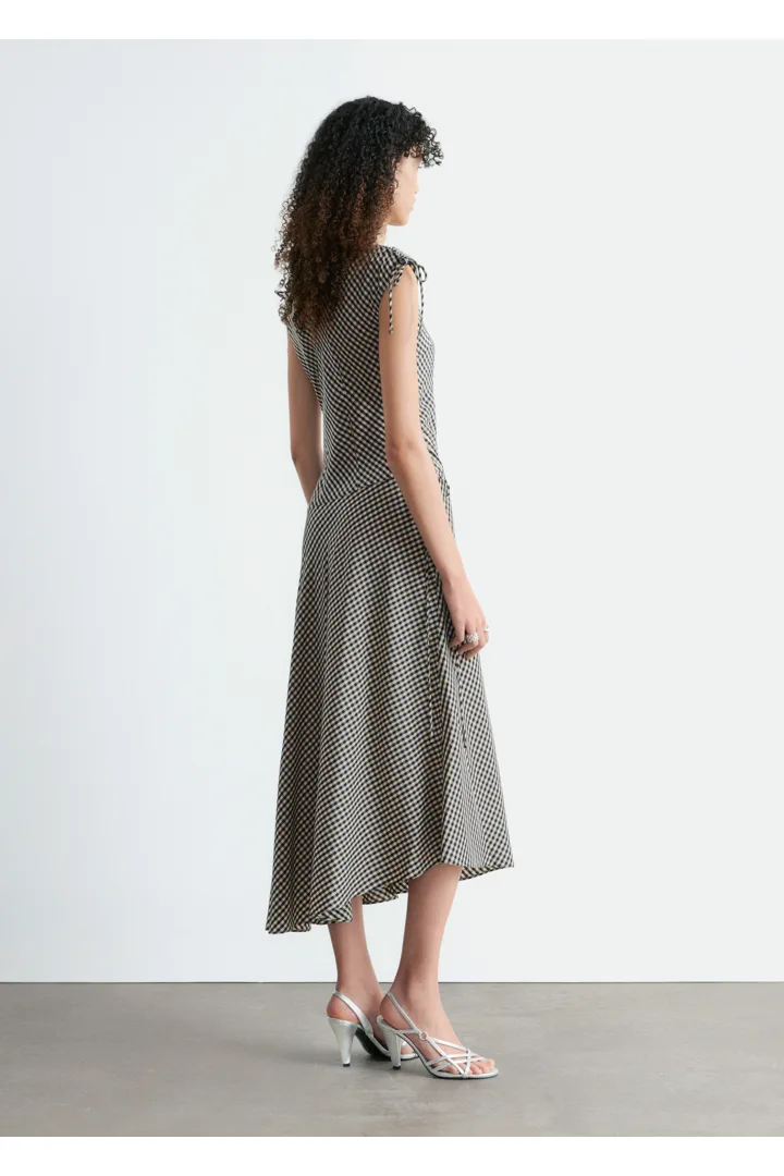 앤아더스토리즈 에이시메트릭 드레이프 미디 드레스의 화이트/다크 블루컬러 ECOMLook입니다.